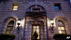 Seorang pria berjalan menapaki tangga di gedung Pengadilan Tinggi Sirkuit 9 di San Francisco, 9 Februari 2017. (AP Photo/Marcio Jose Sanchez)