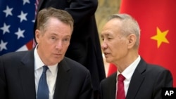 Wakil Perdana Menteri Liu He (kiri) bersama Perwakilan Perdagangan Amerika Robert Lighthizer saat bertemu di Wisma Tamu Diaoyutai, Beijing, 15 Februari 2019. (Foto: dok).