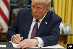 Presiden Donald Trump menandatangani perintah eksekutif tentang kewarganegaraan berdasarkan kelahiran di Ruang Oval Gedung Putih, di Washington, Senin, 20 Januari 2025. (Evan Vucci/AP)