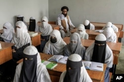 کابل میں طالبان کے زیر انتظام ایک دینی اسکول میں طالبات دینیات پڑھ رہی ہیں۔ کابل حکومت نے چھٹی جماعت سے آگے لڑکیوں کی پڑھائی پر پابندی لگا دی ہے۔ فائل فوٹو