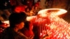 Para aktivis dari World Vision menyalakan 2.880 lilin dalam acara peringatan Hari AIDS sedunia di Jakarta,1 Desember 2009. 