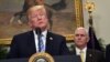 Wakil Presiden AS Mike Pence (kanan) mendengarkan saat Presiden Donald Trump memberikan keterangan terkait impor baja dan aluminium, di Ruang Roosevelt, Gedung Putih, Washington, 8 Maret 2018. 