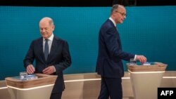 Германскиот канцелар Олаф Шолц (лево), главен кандидат за Социјалдемократската партија (СПД) и Фридрих Мерц, главен кандидат и претседател на Христијанско-демократската унија (ЦДУ) ги заземаат своите позиции пред заедничката ТВ дебата што ја организираат јавните сервиси.