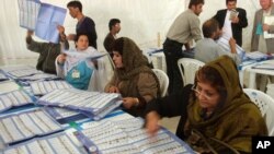 کمیسیون مستقل انتخابات نیز می پذیرد که در شش روز گذشته روند ثبت نام رأی دهندگان بطی بوده است. 