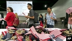 ARHIVA - Imigranti u Los Anđelesu uzimaju zastavice na ceremoniji polaganja zakletve kao novi američki državljani, 17. septembra 2017. (Foto: AP)