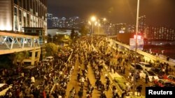 Demonstran anti-pemerintah memblokir jalan di dekat Universitas Politeknik Hong Kong (PolyU) di Hong Kong, Cina, 18 November 2019.