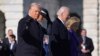 Prezidan Donald Trump (a goch) mache ak Premye Dam Melania Trump pou akonpaye ansyen Prezidan Joe Biden ak madanm ni Jill Biden apre envestiti li, 20 Janvye 2025. 