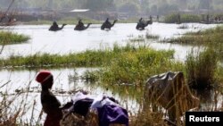 Wasu 'yan Najeriya dake tserewa daga farmakin 'yan Boko Haram