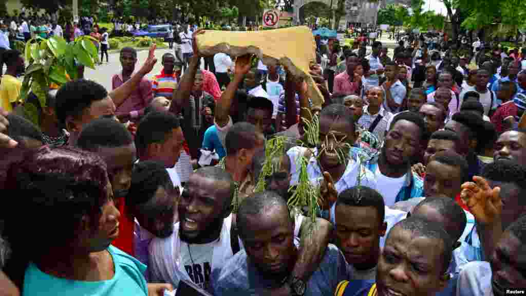 Wani Dandazon Daliban Jami’ar Calabar Suna Zanga Zanga Saboda An Kara Masu Kudin Makaranta 12, ga Oktoba 2015.