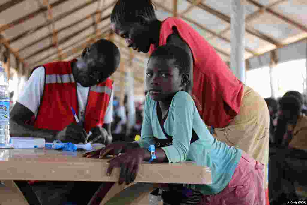 Wata matashiya Marina tare da mahaifiyarta na shirin kammala takardun neman tallafi a sansanin Imvepi dake Arua, Uganda Maris 31,2017 