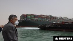 Osama Rabie, Ketua Otoritas Terusan Suez, memantau situasi di dekat kapal kontainer terdampar Ever Given, salah satu kapal kontainer terbesar di dunia, setelah kandas, di Terusan Suez, Mesir, 25 Maret 2021. (Foto: via Reuters)