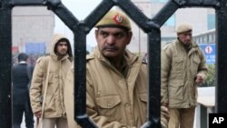 Polisi India berjaga-jaga di komplek Pengadilan Distrik di mana pengadilan cepat dibentuk hari Rabu untuk menyidangkan kasus perkosaan dan pembunuhan atas perempuan di New Delhi, India (3/1).