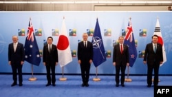 12일 리투아니아 빌뉴스 북대서양조약기구(NATO·나토) 정상회의 현장에서 윤석열(오른쪽부터) 한국 대통령, 크리스 힙킨스 뉴질랜드 총리, 옌스 스톨텐베르그 나토 사무총장, 기시다 후미오 일본 총리, 앤서니 앨버니지 호주 총리가 기념 촬영하고 있다. 