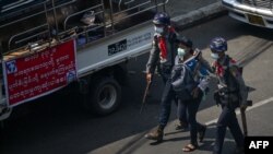 ဖေဖော်ဝါရီ ၂၇ ရက်နေ့က Myanmar Now က သတင်းသမားတဦး ဖမ်းဆီးခံရတဲ့ မြင်ကွင်း။ (ဖေဖော်ဝါရီ ၂၇၊ ၂၀၂၁)