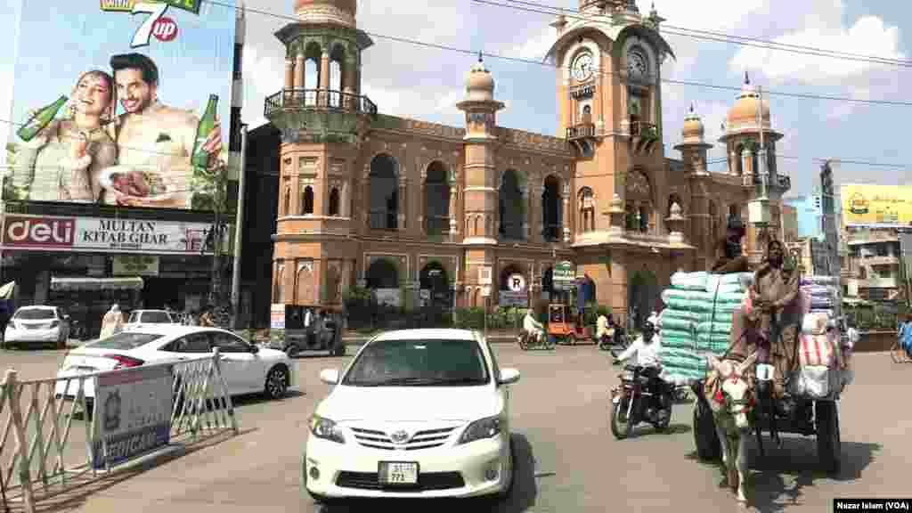 ملتان کا قديم گھنٹہ گھر بہت سے تاریخی واقعات اور زمانے کے اتارچڑھاو کا گواہ ہے۔ گھنٹہ گھر اب بھی سياحوں کی توجہ کا خاص مرکز ہے۔
