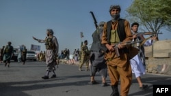 Para milisi Afghanistan bergabung dengan pasukan nasional Afghanistan untuk melawan kelompok Taliban di provinsi Herat (30/7). 