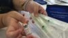 Seorang petugas kesehatan masyarakat memperlihatkan ampul obat naloxone dan suntikan yang didistribusikan di Honolulu, Hawaii, untuk memerangi overdosis narkoba, 12 September 2016. (Foto: Cathy Bussewitz/AP) 