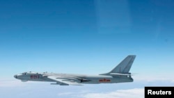 Pesawat militer China terbang melintasi kepulauan Miyaki, Jepang (Foto: dok). 