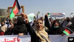 Seorang perempuan Afghanistan tampak berteriak lantang sambil mengibarkan bendera negaranya dalam sebuah demonstrasi anti-Pakistan di dekat kantor kedutaan besar Pakistan di Kabul pada 7 September 2021. (Foto: AP)