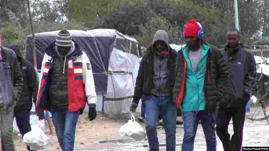 Wasu yan kasar Sudan ne a cikin sansanin yan gudun hijira wannan yana a wajen birnin Calais dake arewacin birnin Faransa. (Nicolas Pinault/VOA).