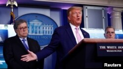 Président Donald Trump na ministre ya Sembo Bill Barr (G) na Maison Blanche, Washington, 1avril 2020.