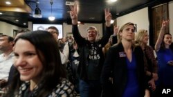 Pendukung calon senator Beto O'Rourke bersorak dalam pesta Partai Demokrat menyusul pemilu awal di Texas, 6 Maret 2018.