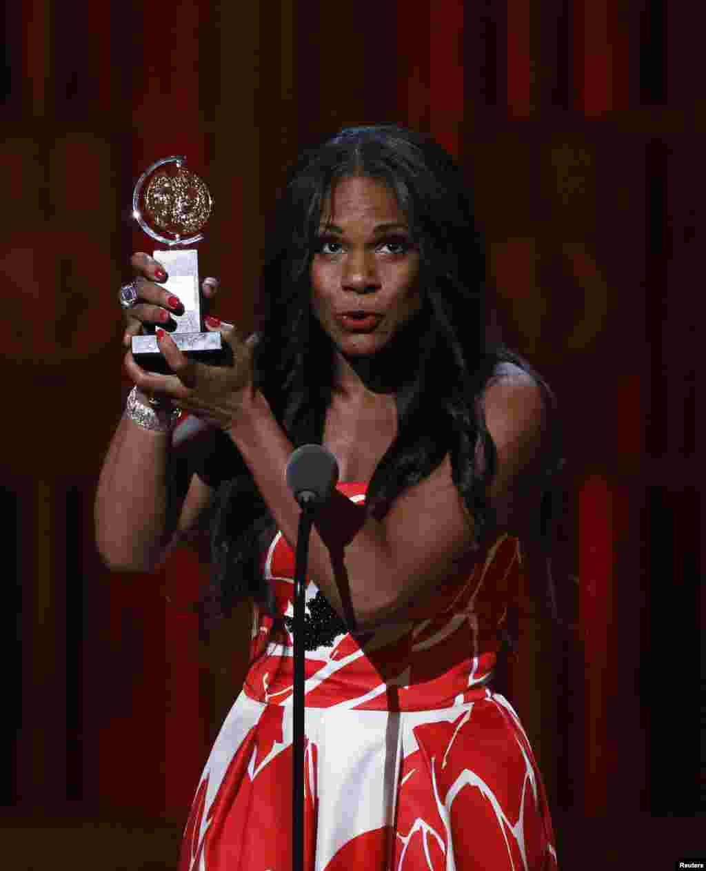 Audra McDonald menerima penghargaan sebagai Artis Pemeran Utama Perempuan Terbaik untuk perannya dalam "Lady Day at Emerson's Bar & Grill" pada malam anugerah untuk insan teater Amerika "Tony Awards" di Radio City Music Hall, New York (8/6).