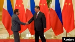  ဖိလစ်ပိုင်သမ္မတ Rodrigo Duterte နဲ့ တရုတ်သမ္မတ Xi Jinping ဘေဂျင်းမြို့တော်မှာ မေလ ၁၅ ရက်နေ့က တေ့ွဆုံစဉ်။