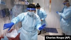 Laboratorija za testiranje na Kovid 19 na Univerzitetu Bostona (Foto: AP/Charles Krupa)