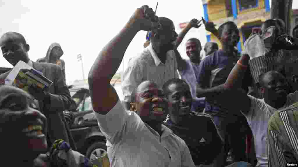 'Yan Najeriya dauke da tsintsiya da ruwa, Lagos, Maris 31, 2015.
