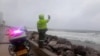 Policija poziva ljude koji ilegalno plivaju da izađu iz okeana na plažu, dok se uragan Jota približava Kartaheni u Kolumbiji, na fotografiji napravljenoj od video snimka postavljenog na društvene mreže. (Foto: Reuters)