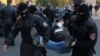 Policija privodi demonstranta tokom protesta u prestonici Jermenije (Foto: Reuters/Stepan Poghosyan/Photolure)