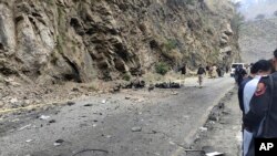 انفجار بم کنار جاده در شاهرای شنگله واقع در ایالت خیبر پشتونخوا (تصویر از آٰرشیف صدای امریکا
