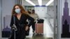 Putnici na aerodromu u Čikagu (Foto: KAMIL KRZACZYNSKI / AFP)