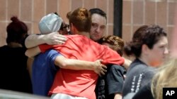 Mutane suna rarrashin junansu bayan harin da a kashe mutane 10 a makarantar Santa Fe a jihar Texas ta Amurka