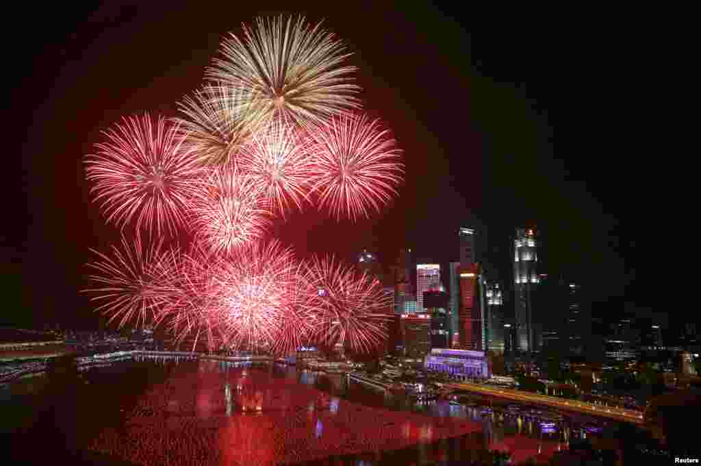 An cilla Knockout a sararin saman Marina Bay da ke kasar Singapore Yayinda suka shiga sabuwar shekara. 