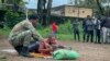 Seorang relawan yang bergabung dengan pasukan pro pemerintah Ethiopia menerima pelatihan dasar militer di Amhara, di utara Ethiopia, pada 24 Agustus 2021. (Foto: AP)