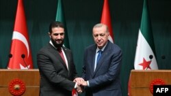 တူရကီသမ္မတ Recep Tayyip Erdogan (ယာ) နှင့် အတူတွေ့ရသည့် ဆီးရီးယား ကြားဖြတ်သမ္မတ Ahmed al-Sharaa။ (၄ ဖေဖော်ဝါရီ ၂၀၂၅) (OZAN KOSE/AFP)