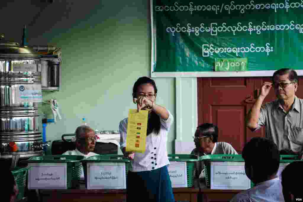  ကြားဖြတ်ရွေးကောက်ပွဲတွေရဲ့ မဲရလဒ်တွေကို စတင်ရေတွက်နေတဲ့သတင်းဓာတ်ပုံများ