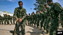Borci Sirijskih demokratskih snaga (SDF), koje predvode Kurdi a podržava Amerika, u blizini naftnog polja Omar u istočnoj Siriji, igraju nakon proglašenja totalne eliminacije i poslednjeg bastiona Islamske države (IS), 23. marta 2019.