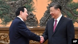 Pemimpin China Xi Jinping (kanan) menerima mantan Presiden Taiwan Ma Ying-jeou di Balai Rakyat di Beijing hari Rabu (10/4). 