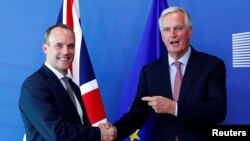 Britanski državni sekretar za izlazak iz Evropske unije Dominik Rab i glavni evropski pregovarač za Bregzit Mišel Barnije, poziraju fotoreporterima posle sastanka u Briselu prošle nedelje (Foto: Reuters/Francois Lenoir)