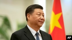 El presidente chino, Xi Jinping, se encuentra durante una ceremonia de bienvenida para el presidente de Kiribati, Taneti Maamau, en el Gran Salón del Pueblo en Beijing. 