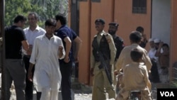Tentara dan Polisi Pakistan melakukan pemeriksaan di lokasi di mana Osama bin Laden dibunuh di Abbottabad, Pakistan.