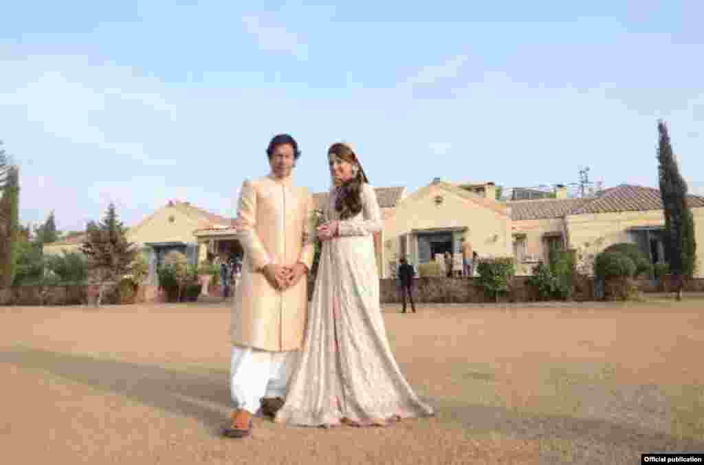  نکاح کی تقریب اسلام آباد میں عمران خان کے گھر پر ہوئی جس میں قریبی عزیزوں نے شرکت کی۔