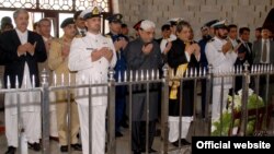 صدر آصف علی زرداری اور گورنر سندھ مزار قائد پر فاتحہ خوانی کررہے ہیں۔