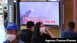 28일 한국 서울역 내 TV에서 북한 미사일 발사 속보가 방송되고 있다.
