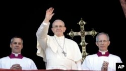 Paus Fransiskus, yang didampingi MC Uskup Guido Marini, memberkati umat Kristiani dalam khotbah "Urbi et Orbi" pada perayaan Natal dari balkon utama Basilika Santo Petrus di Vatikan, 25 Desember 2017.