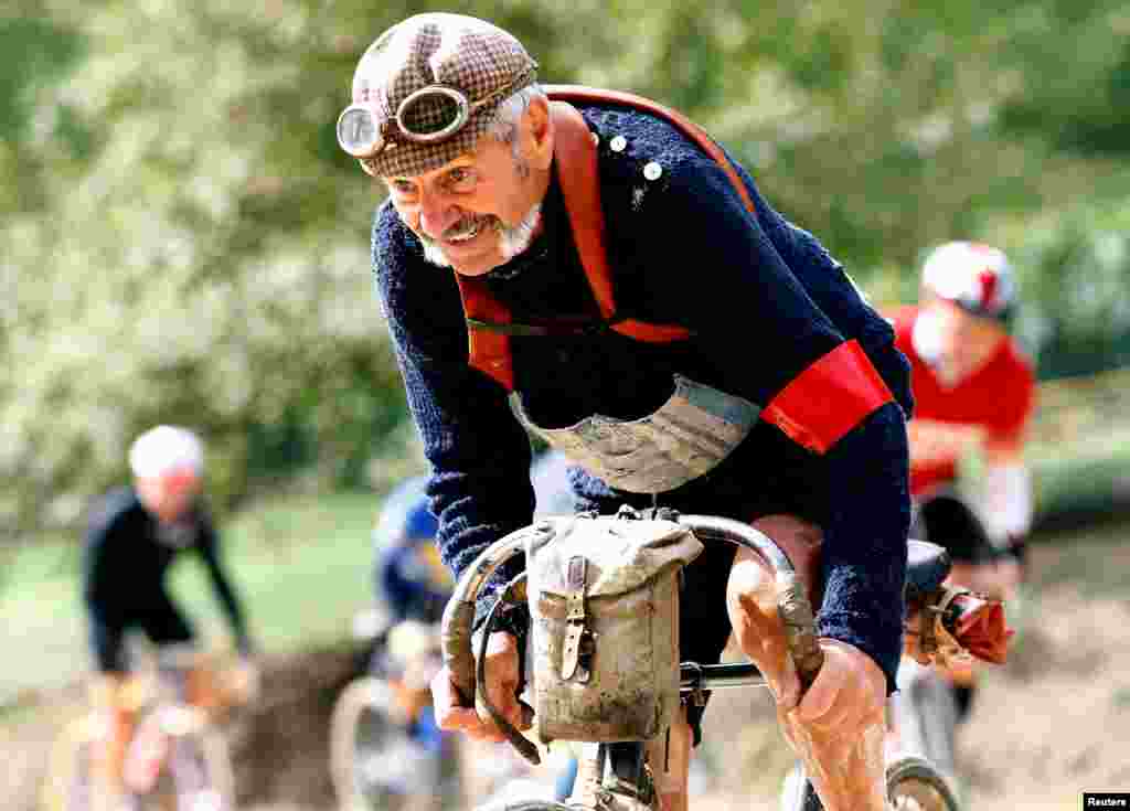 Luciano Berruti rides a vintage bicycle on a gravel road during the Strade Bianche section of the &quot;Eroica&quot; cycling race for old bikes in Gaiole in Chianti, Italy, Oct. 2, 2016.