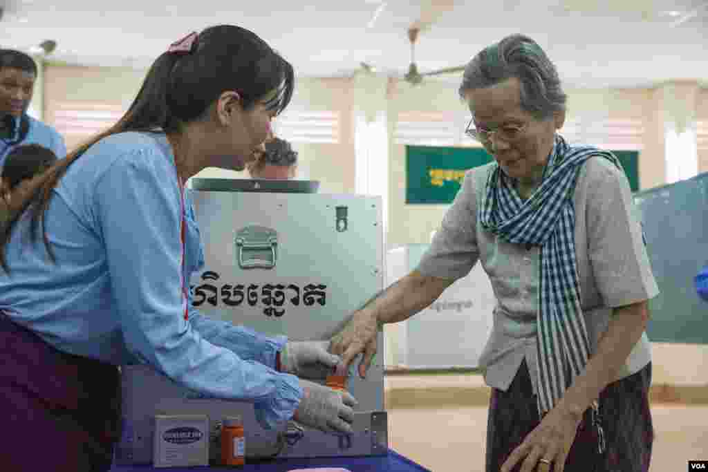 ប្រជាជនកម្ពុជា ចូលរួមបោះឆ្នោតជ្រើសរើសក្រុមប្រឹក្សាឃុំសង្កាត់អាណត្តិទី៤នៅខេត្តកណ្តាលនៅថ្ងៃទី០៤ ខែមិថុនា ឆ្នាំ២០១៧។ (ខាន់ សុគុំមនោ/ VOA)